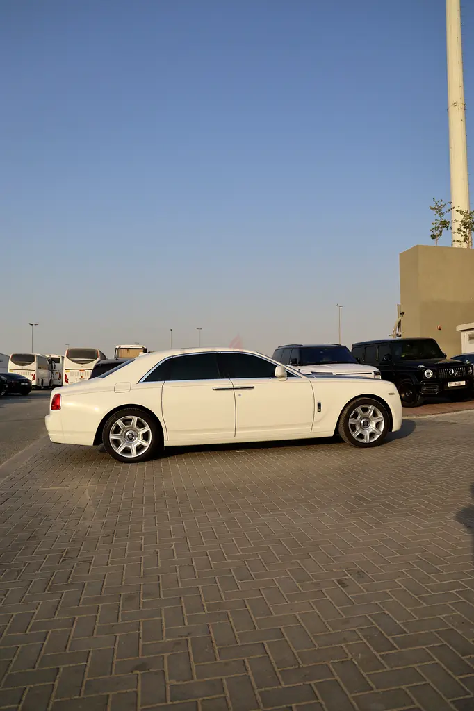 Rolls-Royce Ghost 2013 GCC,1st owner,full service history,original paint,2 keys,no accidents - Image 12