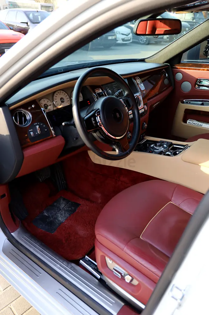 Rolls-Royce Ghost 2013 GCC,1st owner,full service history,original paint,2 keys,no accidents - Image 13
