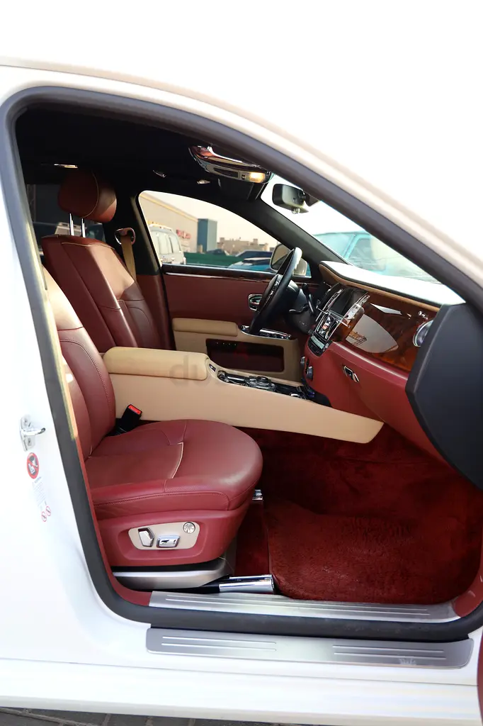 Rolls-Royce Ghost 2013 GCC,1st owner,full service history,original paint,2 keys,no accidents - Image 6