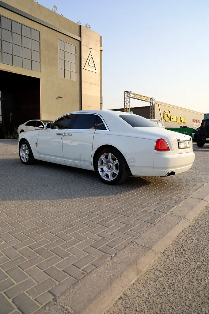 Rolls-Royce Ghost 2013 GCC,1st owner,full service history,original paint,2 keys,no accidents - Image 9