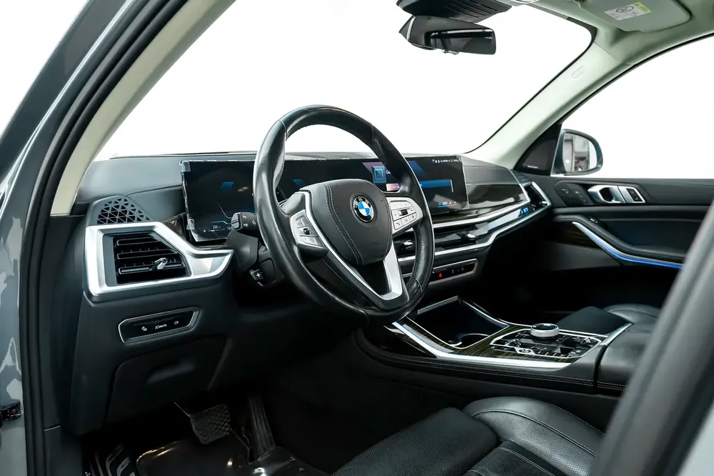 BMW X7 X drive 40i / 2023 / GCC / GOOD CONDITION - Image 4