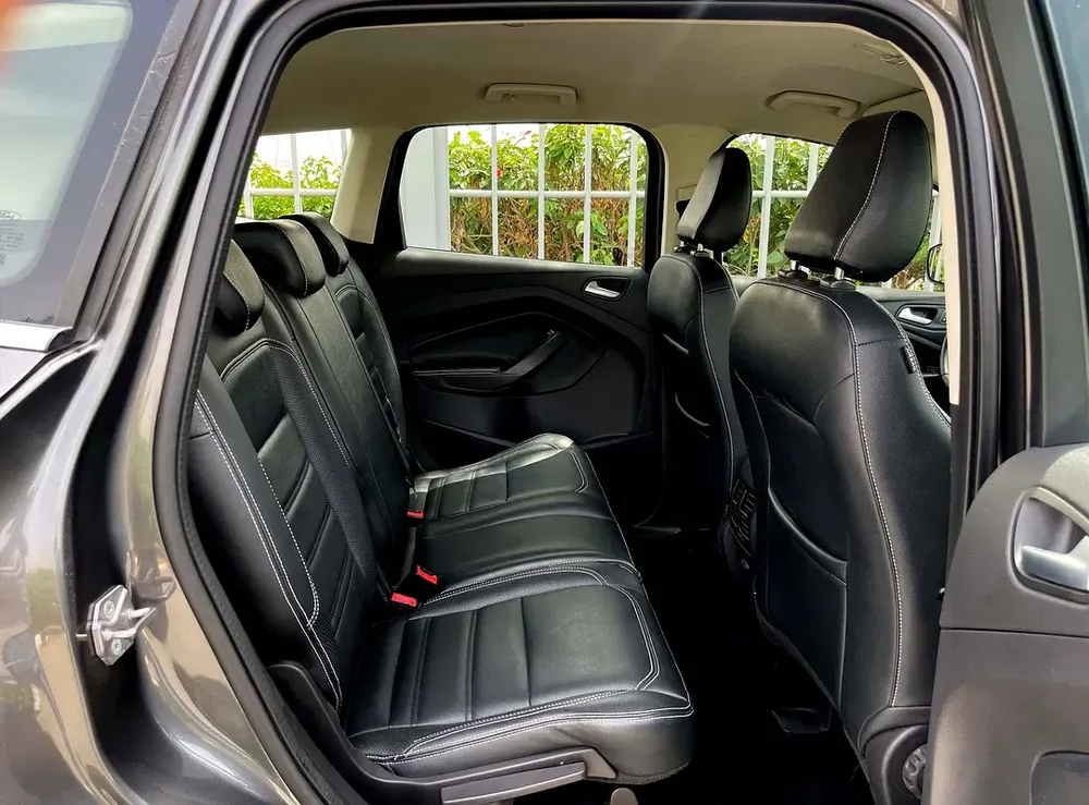 UNLIMITED MILEAGE WARRANTY / LEATHER SEATS + ALLOY WHEELS + NAVIGATION + CRUISE CONTROL + KEYLESS - Image 17