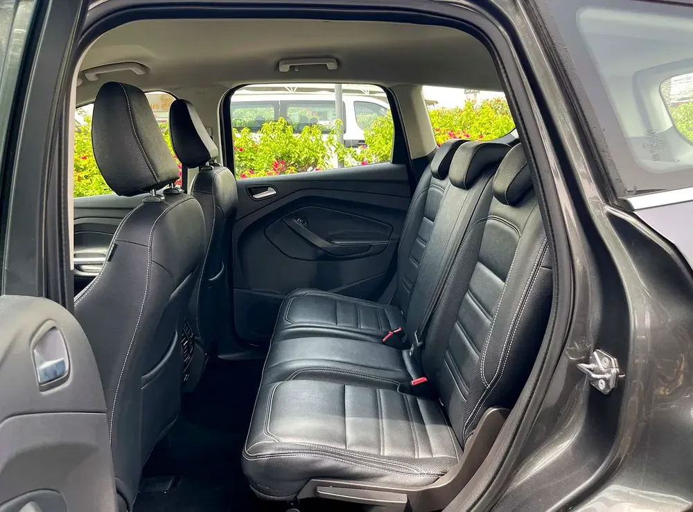 UNLIMITED MILEAGE WARRANTY / LEATHER SEATS + ALLOY WHEELS + NAVIGATION + CRUISE CONTROL + KEYLESS - Image 18