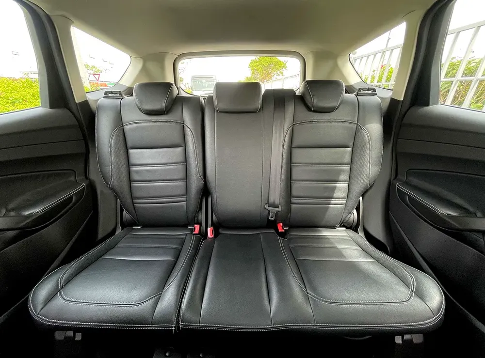 UNLIMITED MILEAGE WARRANTY / LEATHER SEATS + ALLOY WHEELS + NAVIGATION + CRUISE CONTROL + KEYLESS - Image 19