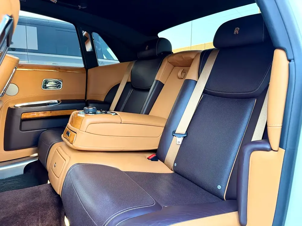 ROLLS-ROYCE GHOST-GCC-FULL SERVICE HISTORY - Image 16