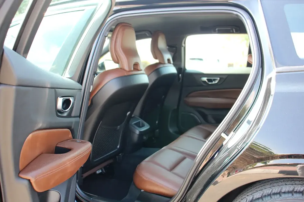 Volvo V60 (wagon) 2021 GCC! Full-service history! Perfect condition! - Image 10