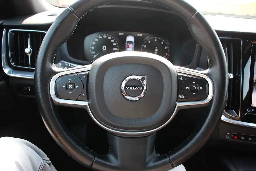 Volvo V60 (wagon) 2021 GCC! Full-service history! Perfect condition! - Image 12