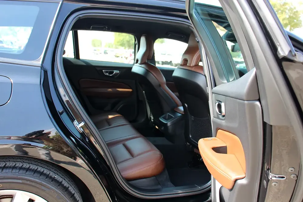 Volvo V60 (wagon) 2021 GCC! Full-service history! Perfect condition! - Image 15