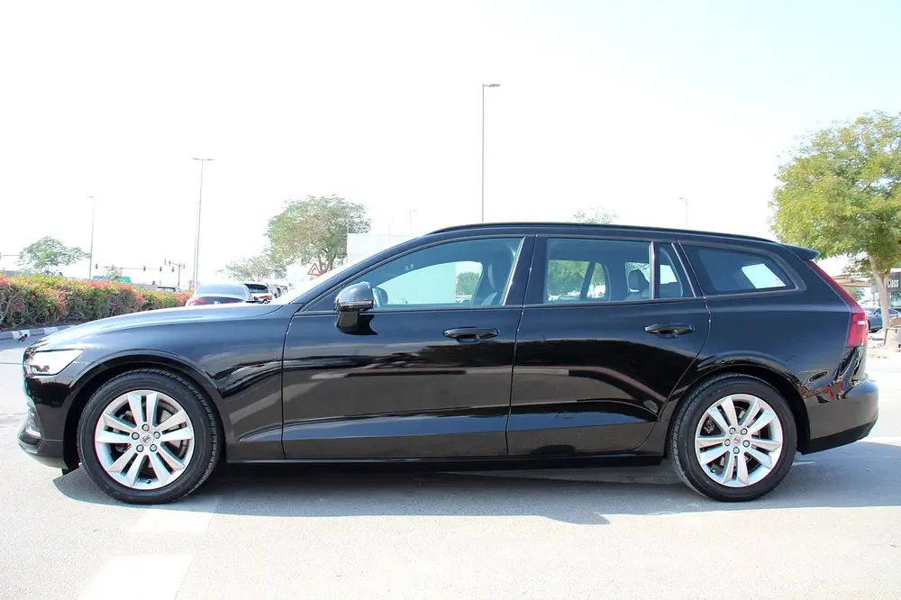 Volvo V60 (wagon) 2021 GCC! Full-service history! Perfect condition! - Image 6