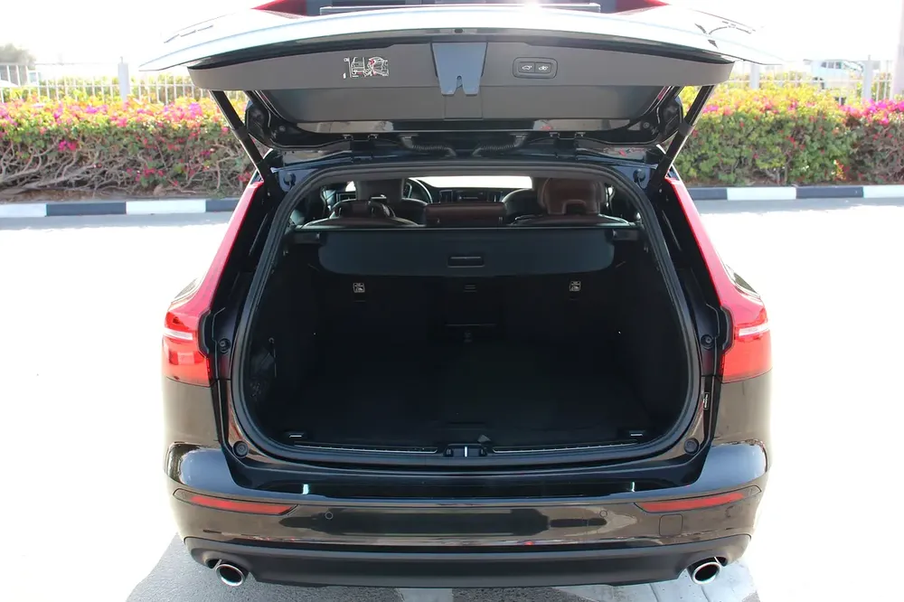 Volvo V60 (wagon) 2021 GCC! Full-service history! Perfect condition! - Image 7