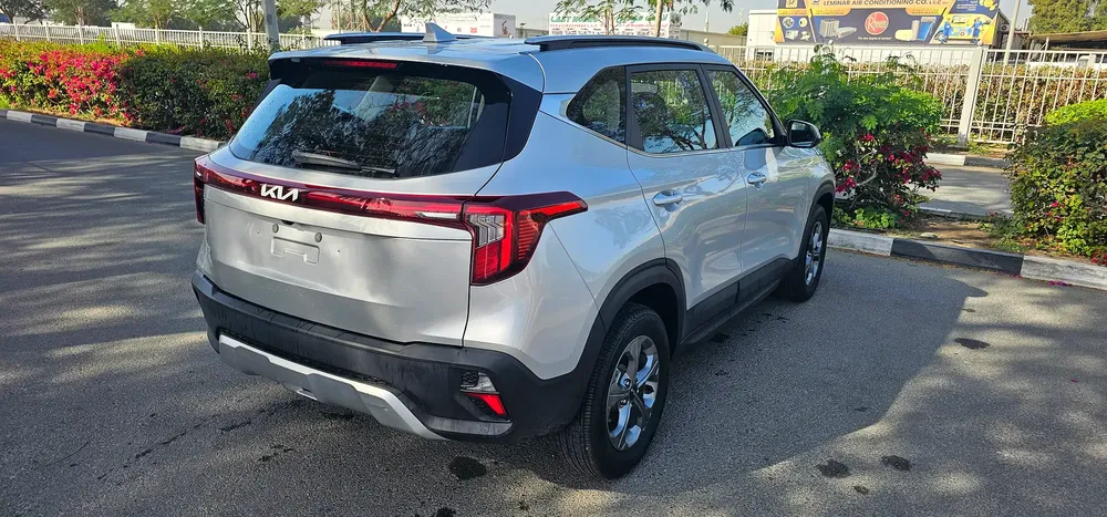 KIA SELTOS MODEL 2024 G.C.C ACCIDENT FREE KM 50000 WARRANTY 5 YERS OR 150K KM - Image 4