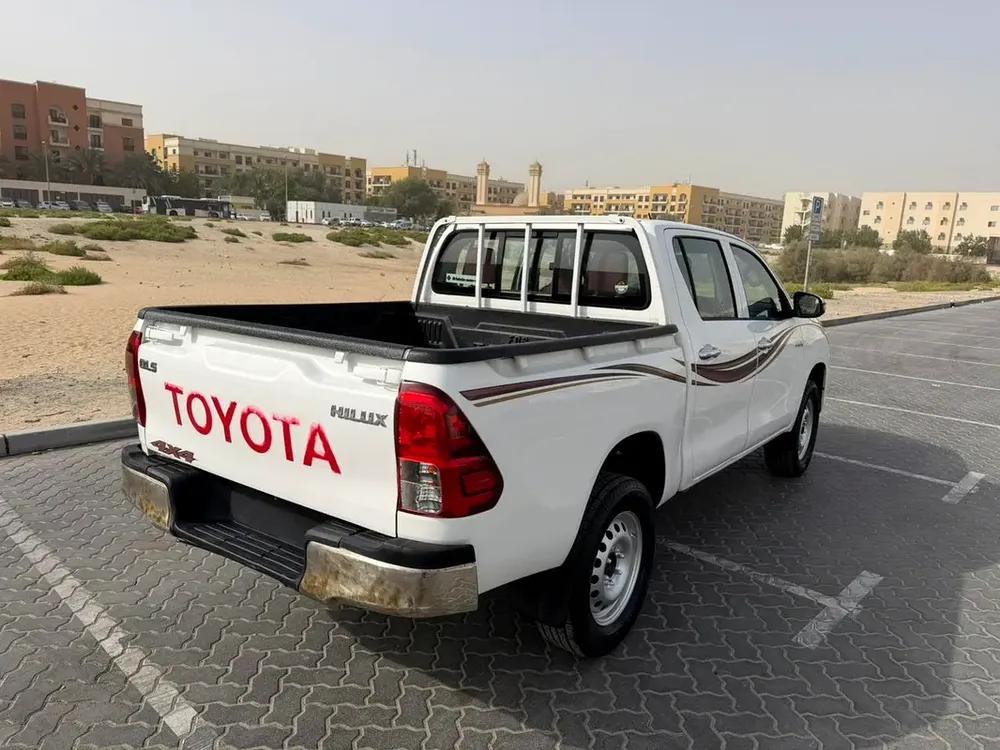 Toyota Hilux // Gcc space // Model 2016 // 4*4 Drive // petrol // Good conditions//Model 2016 - Image 5