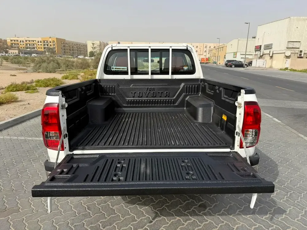 Toyota Hilux // Gcc space // Model 2016 // 4*4 Drive // petrol // Good conditions//Model 2016 - Image 7
