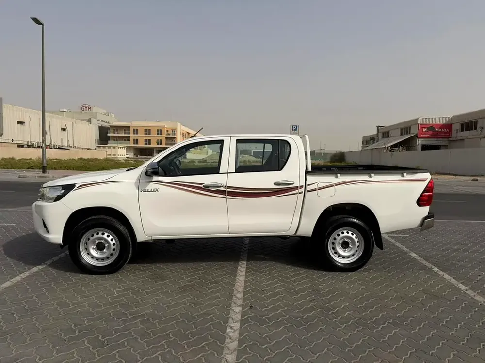 Toyota Hilux // Gcc space // Model 2016 // 4*4 Drive // petrol // Good conditions//Model 2016 - Image 9