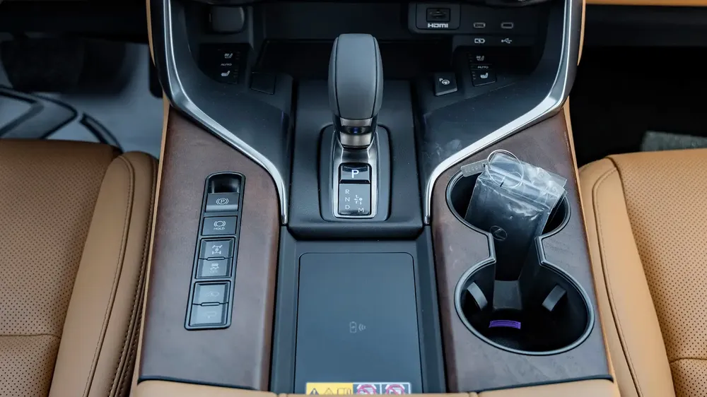 2026 Lexus LX700h Signature 3.5L AT Hybrid 07 Seaters with auto parking (Black) - Image 15