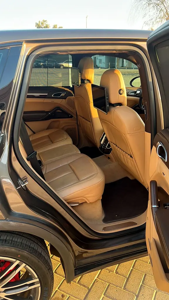Porsche Cayenne S 2015 - GCC Specs - Excellent Condition - Image 4