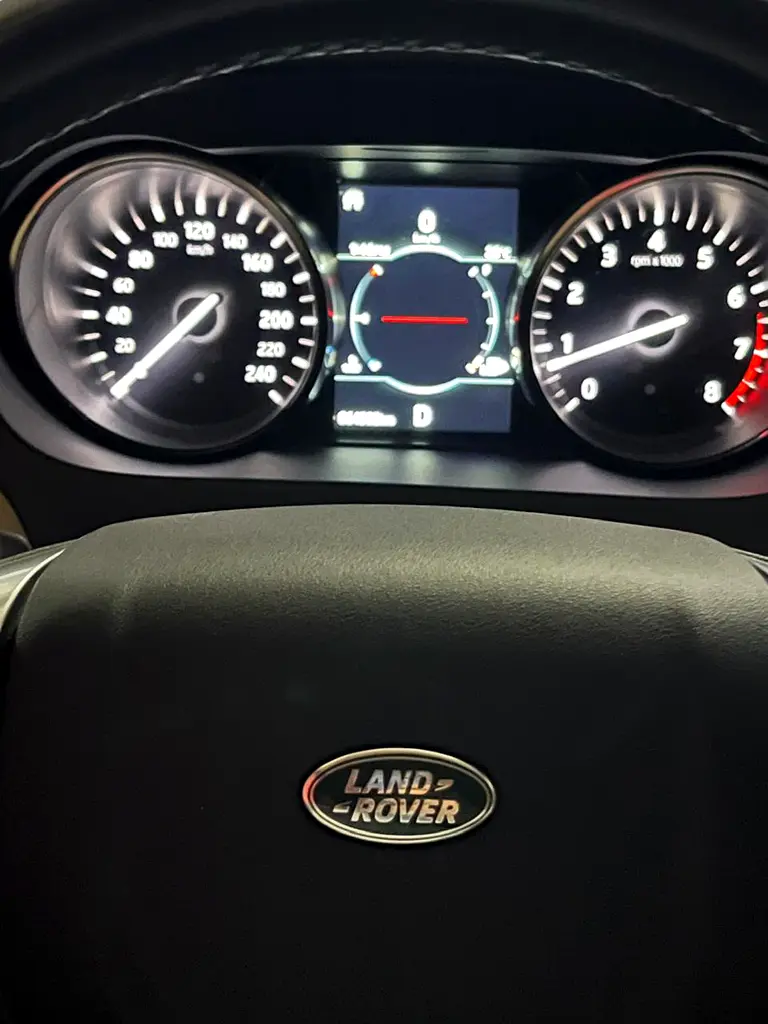 VERY LOW MILEAGE, FULL DEALER SERVICE HISTORY, LIKE BRAND NEW, GCC SPECS DISCOVERY SPORT HSE 4WD - Image 14