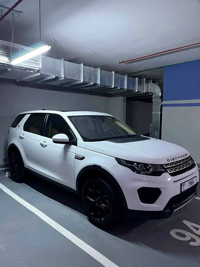 VERY LOW MILEAGE, FULL DEALER SERVICE HISTORY, LIKE BRAND NEW, GCC SPECS DISCOVERY SPORT HSE 4WD - Image 4