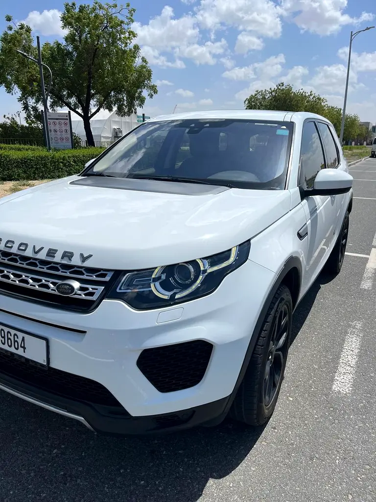 VERY LOW MILEAGE, FULL DEALER SERVICE HISTORY, LIKE BRAND NEW, GCC SPECS DISCOVERY SPORT HSE 4WD - Image 5