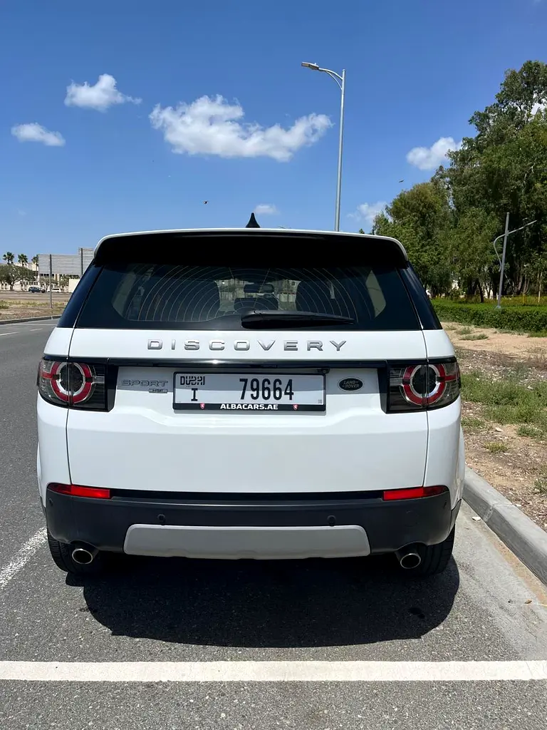 VERY LOW MILEAGE, FULL DEALER SERVICE HISTORY, LIKE BRAND NEW, GCC SPECS DISCOVERY SPORT HSE 4WD - Image 6