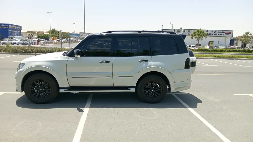 Mitsubishi Pajero Signature Edition 2020 | GCC Specs | Pristine Condition Lady Driven - Image 4