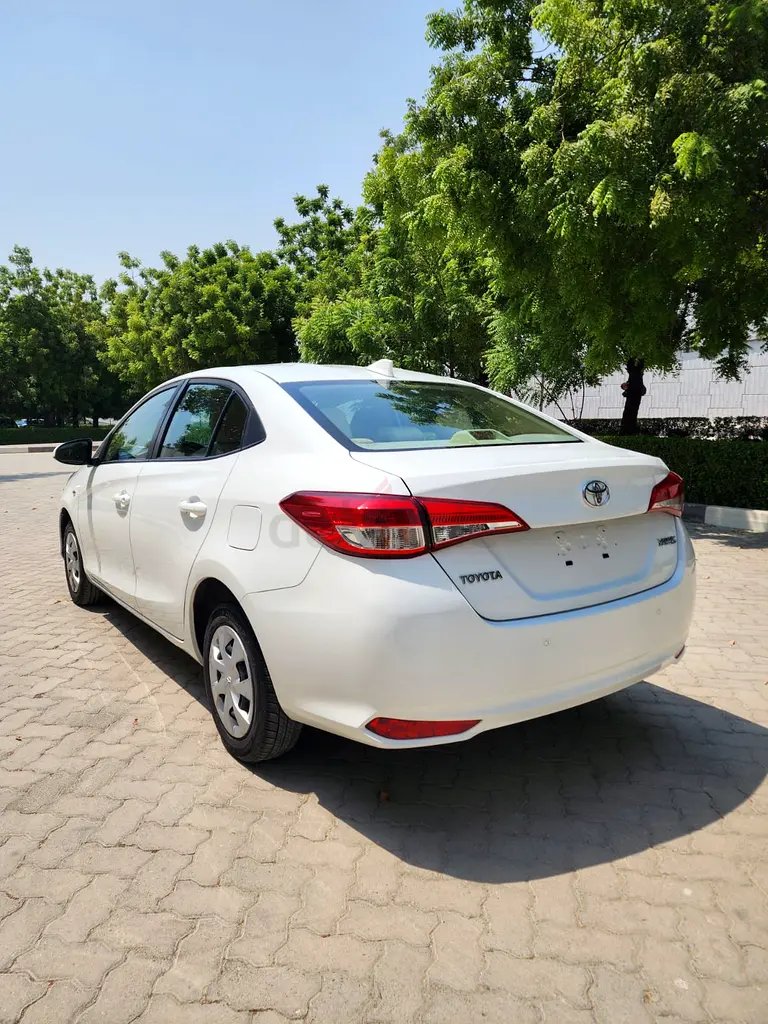 Toyota yaris 1.5 SE 2021  full service history accidents free GCC - Image 4