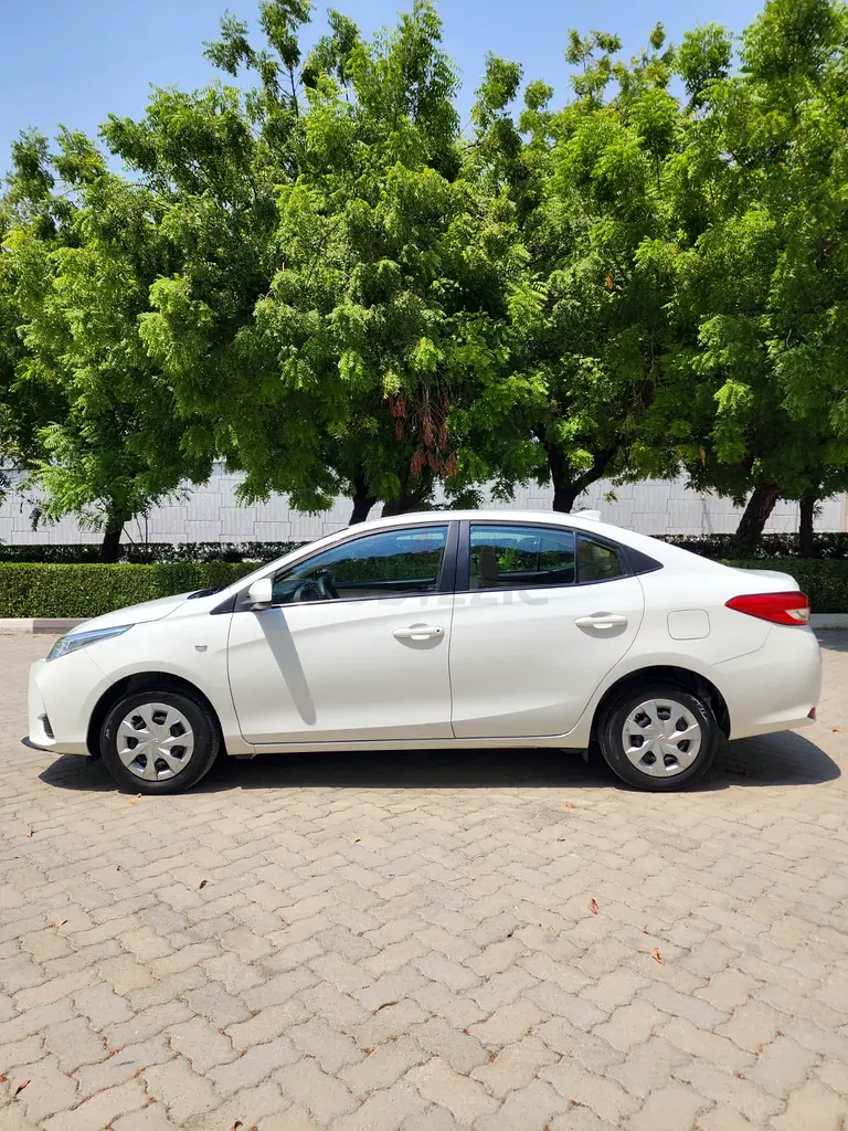 Toyota yaris 1.5 SE 2021  full service history accidents free GCC - Image 7