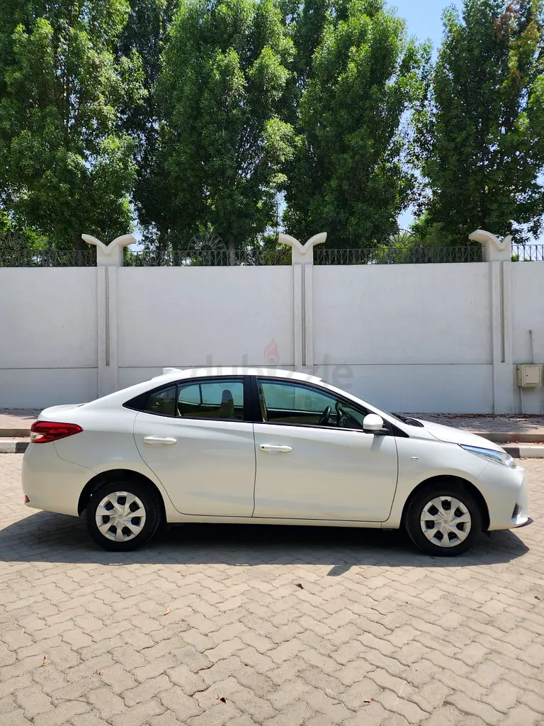 Toyota yaris 1.5 SE 2021  full service history accidents free GCC - Image 8