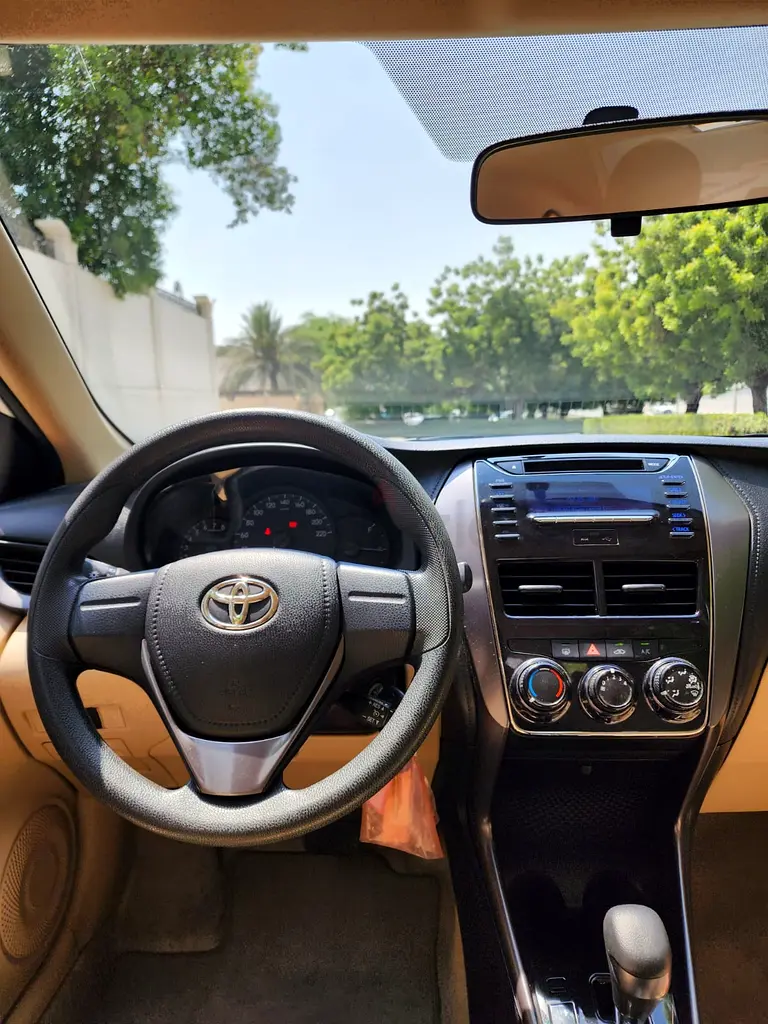 Toyota yaris 1.5 SE 2021  full service history accidents free GCC - Image 9