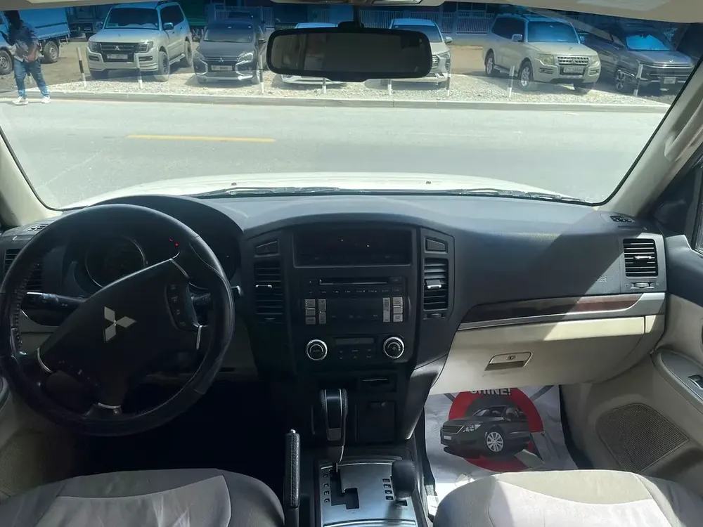 Mitsubishi Pajero GLS MID 2011 - GCC Specs - Image 10