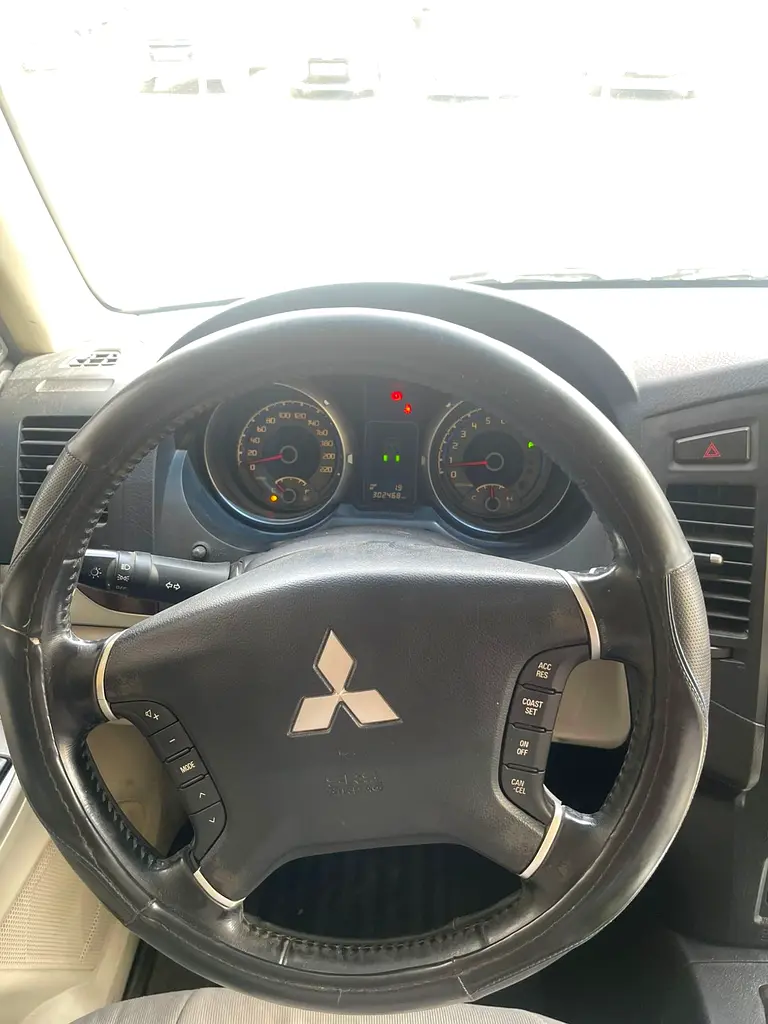 Mitsubishi Pajero GLS MID 2011 - GCC Specs - Image 11