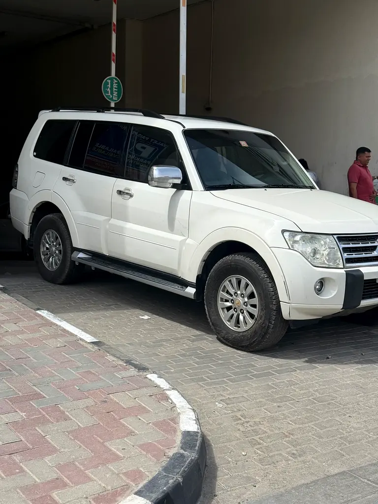 Mitsubishi Pajero GLS MID 2011 - GCC Specs - Image 4