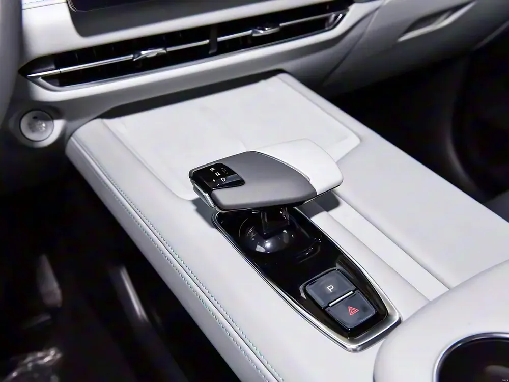 changan UNIZ white color - Image 8