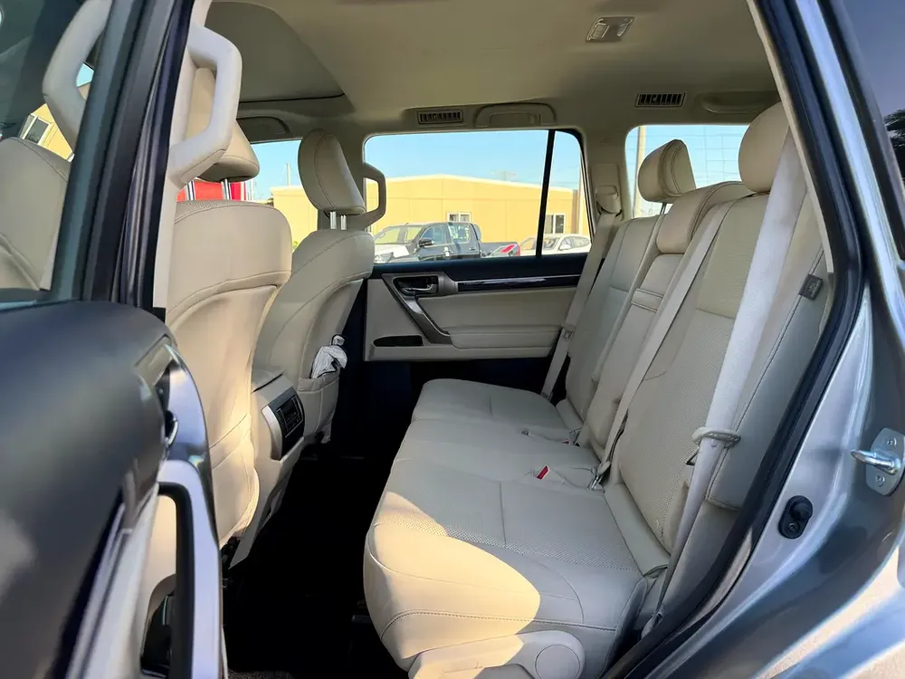 Lexus GX 460 Premium Plus 2020 | GCC Specs | Low Mileage | Excellent Condition - Image 9