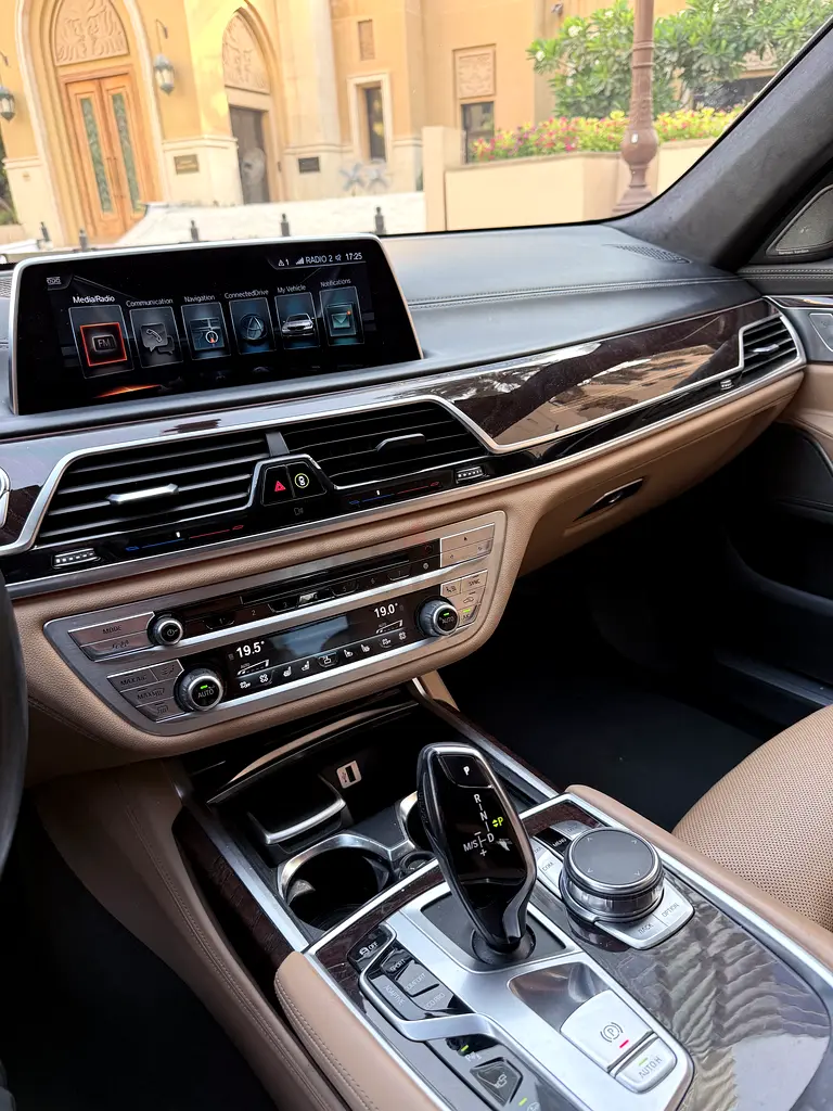 BMW 7-Series 740Li 2015 GCC Specs - Pristine Condition - Image 8