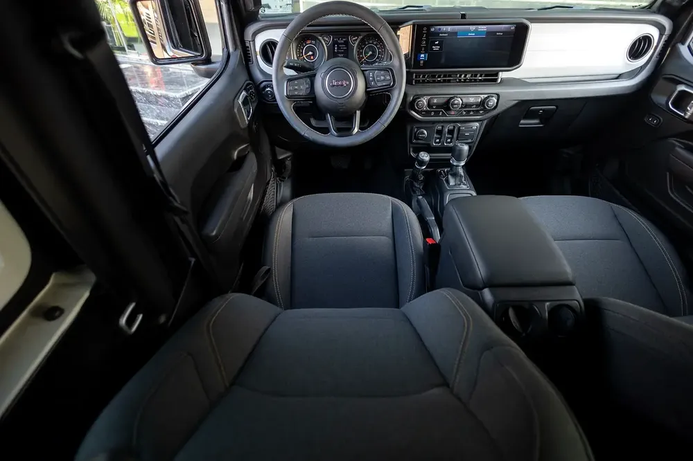 Jeep Wrangler Sport (LOW MILEAGE) 2025 GCC | Agency Warranty | Service Contract - Image 14
