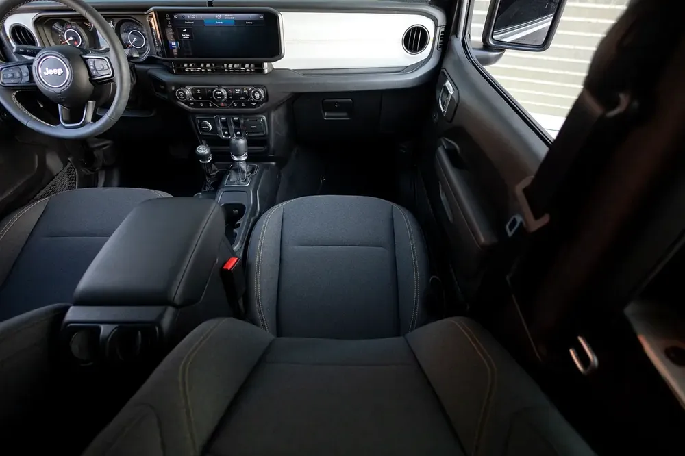 Jeep Wrangler Sport (LOW MILEAGE) 2025 GCC | Agency Warranty | Service Contract - Image 15