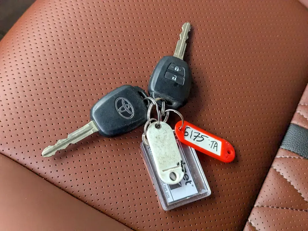TOYOTA PRADO 2019 GCC V4 2.7L ACCIDENT FREE IN EXCELLENT CONDITION - Image 6