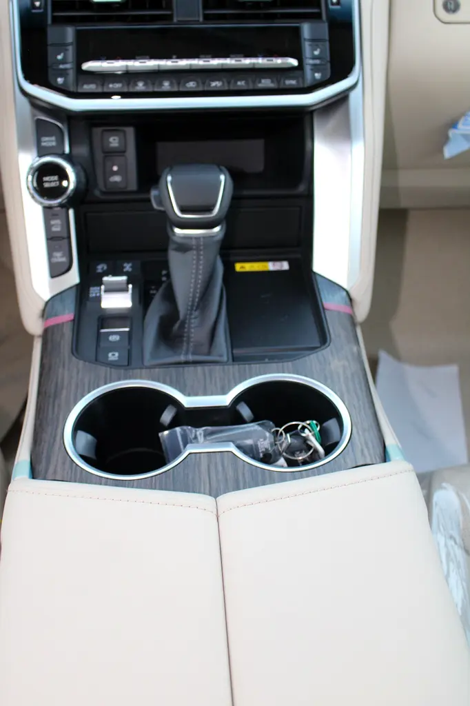 LHD - TOYOTA LANDCRUISER 300 3.3L V6 DIESEL TWIN TURBO VXR - EXPORT ONLY TO CONGO - Image 17