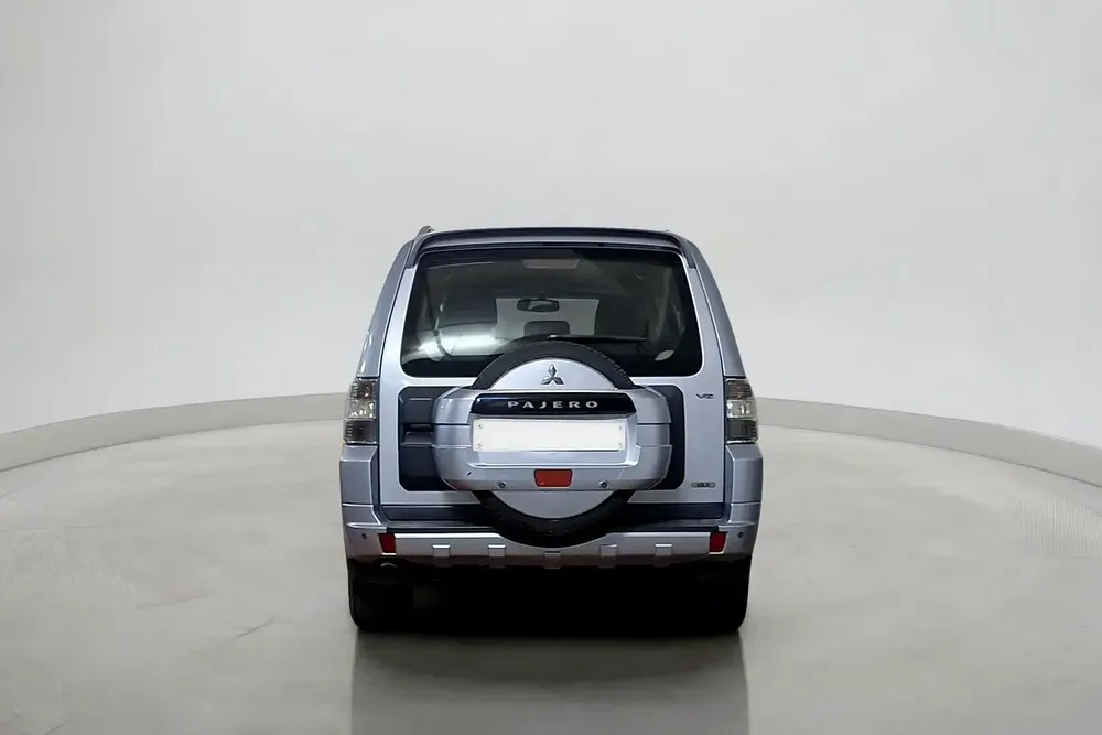 2010 Mitsubishi Pajero Gls 3.5L | GCC Specifications - Image 4