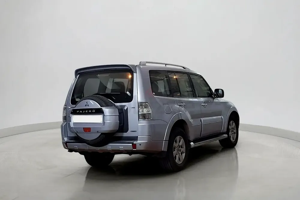 2010 Mitsubishi Pajero Gls 3.5L | GCC Specifications - Image 5