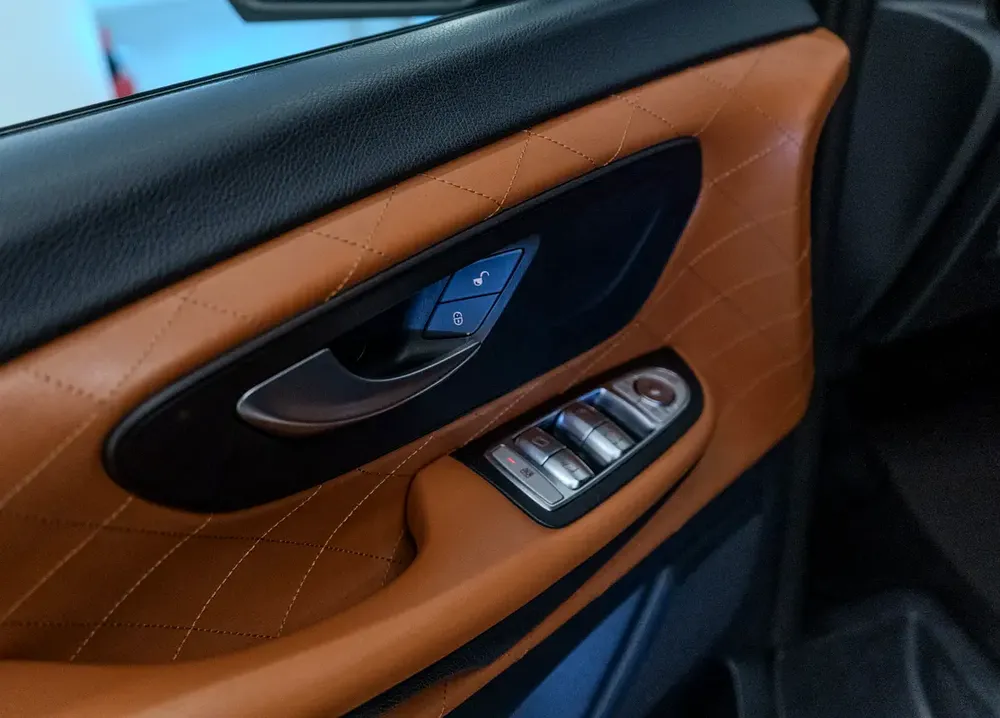 2021 Mercedes-Benz V 250, Falcon Edition, Excellent Condition, GCC Specs - Image 18