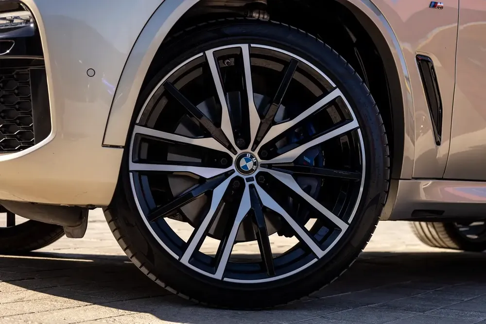 BMW X5 xDrive50i M-Sport 2019 GCC | Warranty - Image 7
