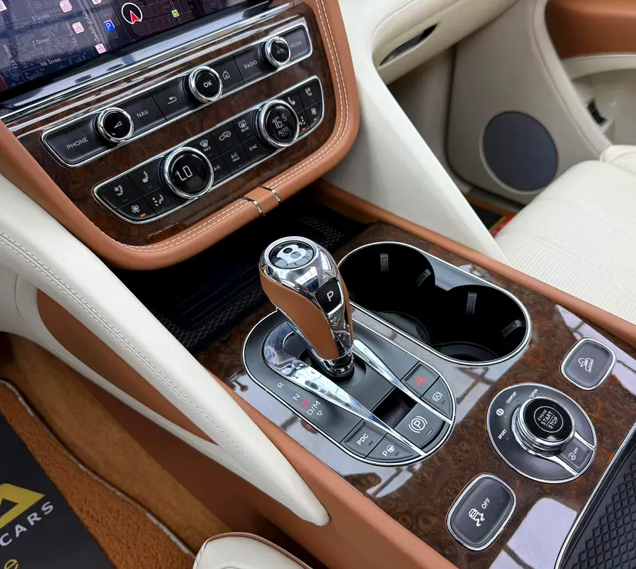 2022 Bentley Bentayga V8, Warranty, Full Service History, Fully Loaded, Excellent Condition, GCC - Image 16