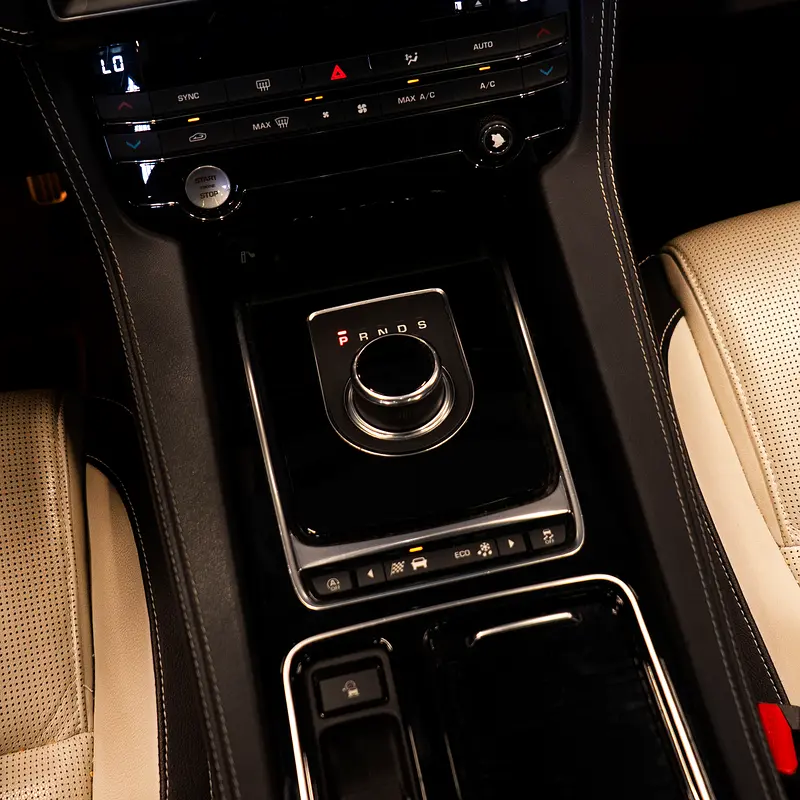 AED 1,628  pm  • 0% Downpayment • Jaguar F-Pace R-Sport • 1 Year Warranty - Image 15