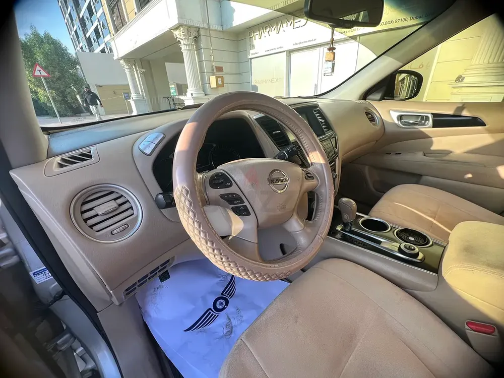 Nissan Pathfinder SE 2015 GCC Specs - 4x4 7Seater  clan family car and no mechanical issues - Image 11