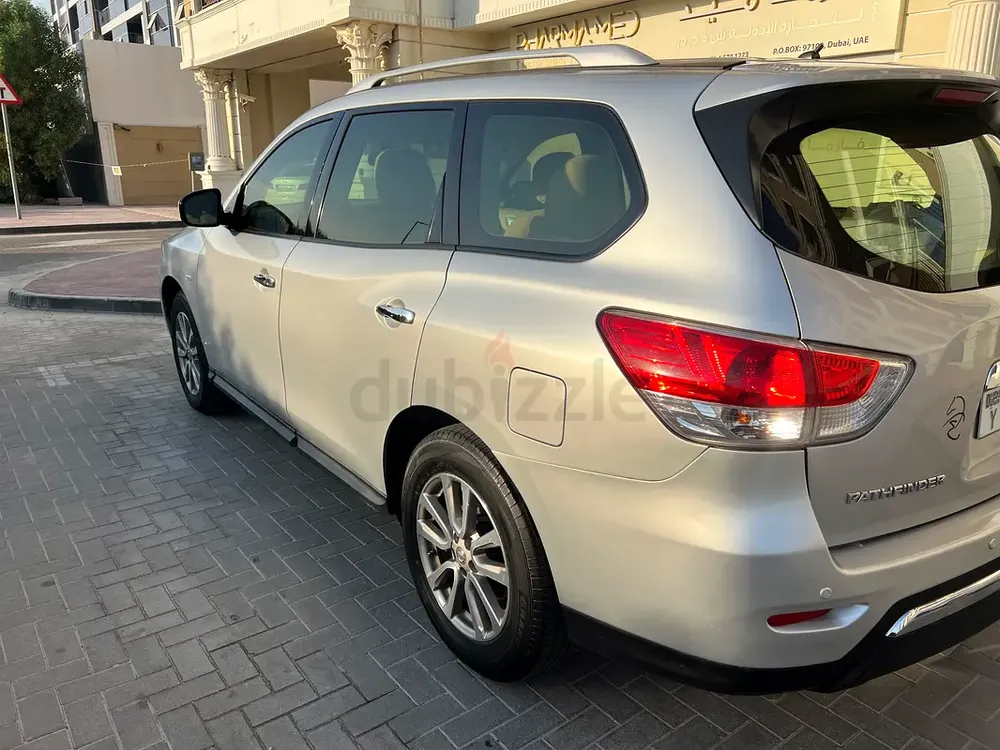 Nissan Pathfinder SE 2015 GCC Specs - 4x4 7Seater  clan family car and no mechanical issues - Image 5