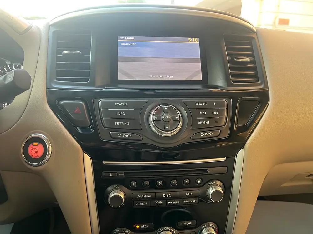 Nissan Pathfinder SE 2015 GCC Specs - 4x4 7Seater  clan family car and no mechanical issues - Image 9
