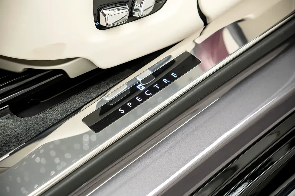 GCC SPECS AGMC WARRANTY AND SERVICE CONTRACT - 2024 ROLLS ROYCE SPECTRE SILVER BADGE + STARLIGHT - Image 17