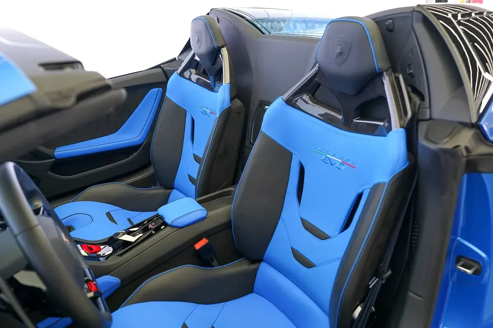 HURACAN SPYDER | TWO TONE INTERIOR | CARBON TRIM INTERIOR | WARRANTY AVAILABLE - Image 11